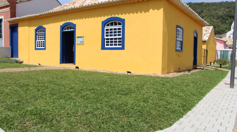 Na casa típica colonial luso brasileira construída por volta de 1711 estão expostos painéis com a saga de Anita