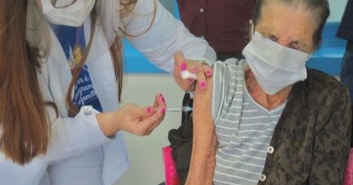 Idosa de 98 anos recebeu a primeira dose da vacina.