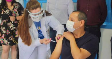 Primeiro profissional da saúde vacinado contra a Covid-19, em Laguna.
