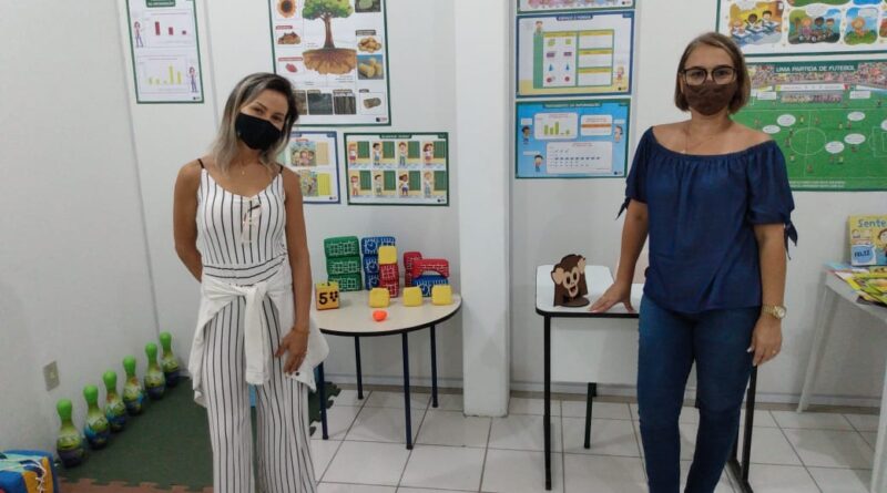 Equipe ainda está preparando a sala para atender os alunos.