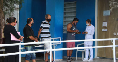 A Farmácia Pública Municipal está funcionando de segunda a sexta-feira, das 7h30 às 17h00, sem fechar ao meio-dia, está localizada na rua Nereu Ramos, anexo a Policlínica, no bairro Magalhães.