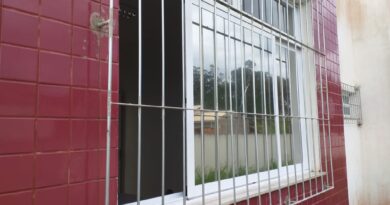 Cras 2, no bairro Portinho, este último recebeu nesta semana grades nas janelas para segurança dos funcionários e dos equipamentos.