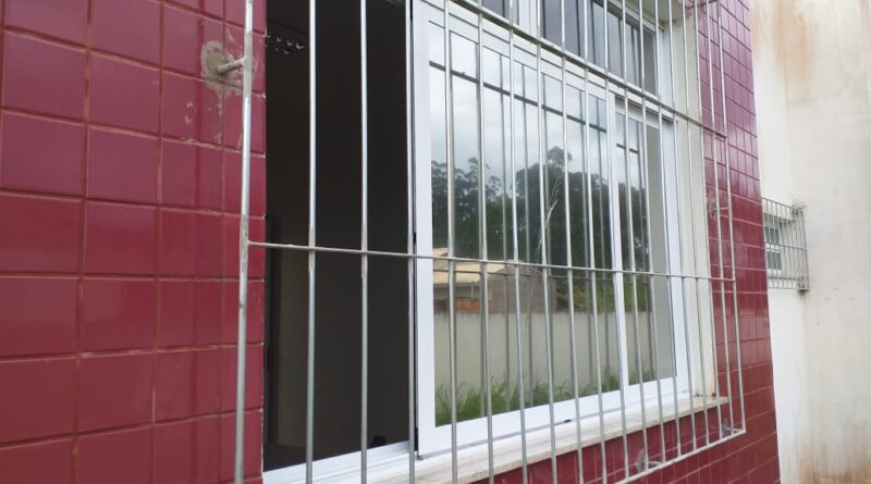 Cras 2, no bairro Portinho, este último recebeu nesta semana grades nas janelas para segurança dos funcionários e dos equipamentos.