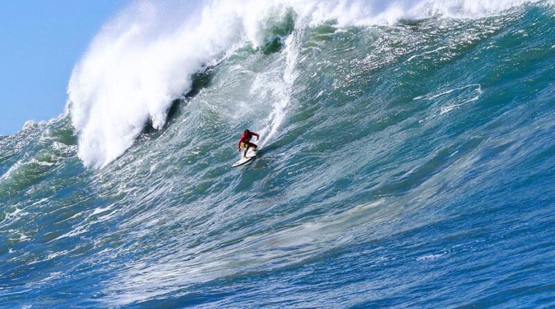 Luchas Chumbo surfando na Praia do Cardoso no Mormaii Big Wave Challenge