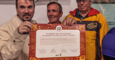 João Bertolino (centro) acompanhado do amigo pescador e representante da Fundação Catarinense de Cultura