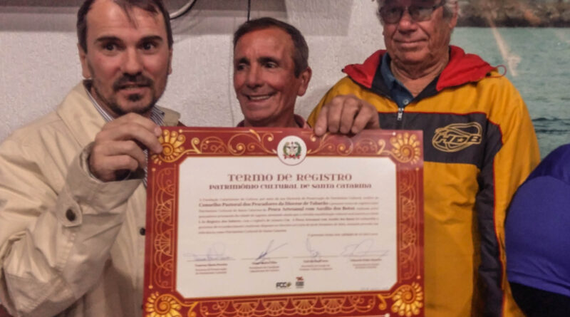 João Bertolino (centro) acompanhado do amigo pescador e representante da Fundação Catarinense de Cultura