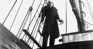 O longa “Nosferatu” narra a história de Conde Orlok, um vampiro dos Montes Cárpatos que se apaixona perdidamente por Ellen
