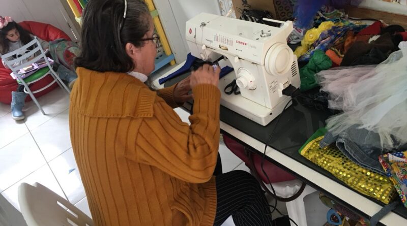 Elas confeccionaram saias rodadas, enfeitadas com fitas, decoraram camisetas verdes e amarelas para torcer para o Brasil.