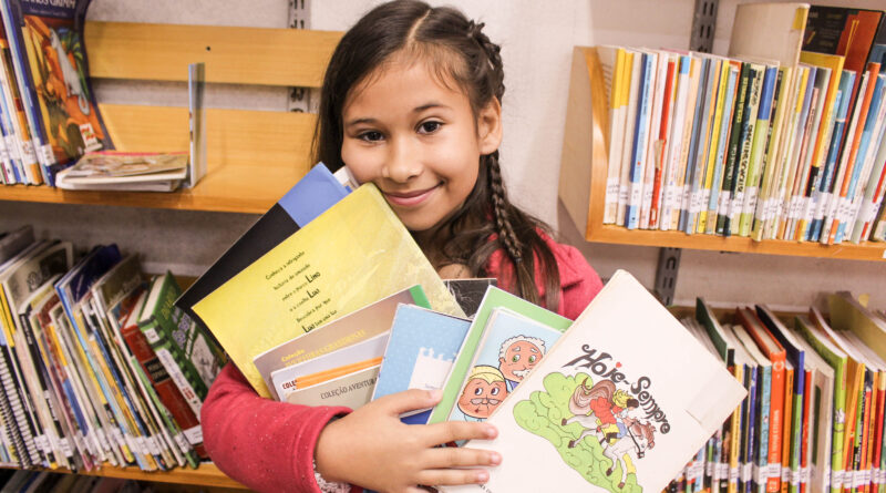 A pequena Manuela Maurício Cardoso, 10 anos, num mês leu 15 livros