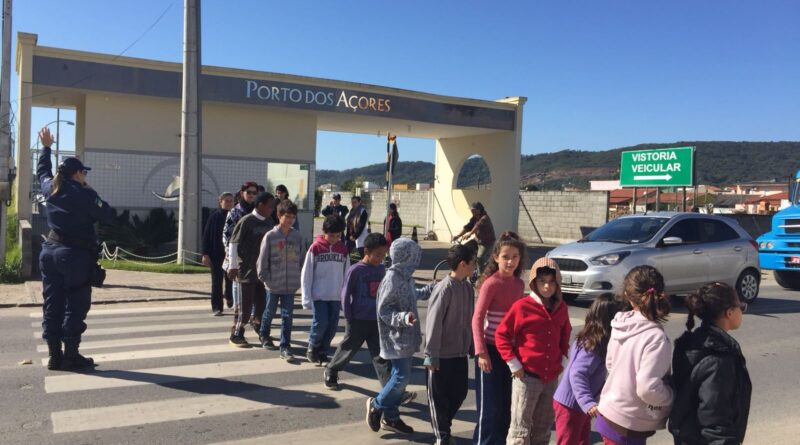 Os alunos fizeram o trajeto pela rua de acesso à escola, com travessia pela faixa de segurança na Avenida Calistrato Müller Salles,