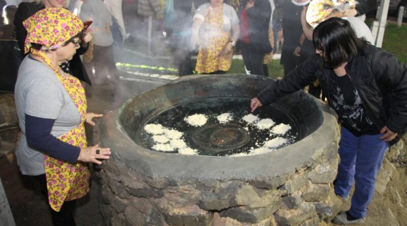 Um típico forno para o preparo do beiju foi construído no pátio da festa, ao lado da igreja de Santa Barbará