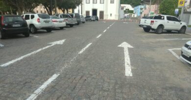 Rua Jerônimo Coelho, na frente do Banco do Brasil é mão única.