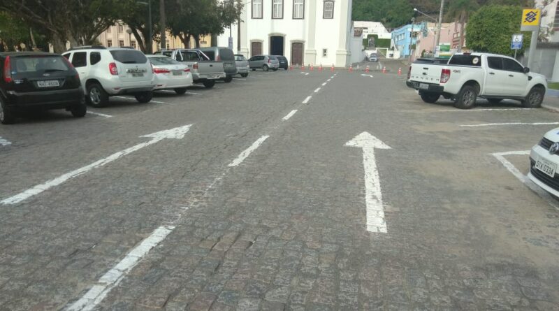 Rua Jerônimo Coelho, na frente do Banco do Brasil é mão única.