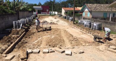 Rua Benevido Machado, no bairro Portinho, está sendo pavimentada