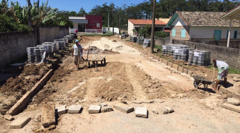 Rua Benevido Machado, no bairro Portinho, está sendo pavimentada