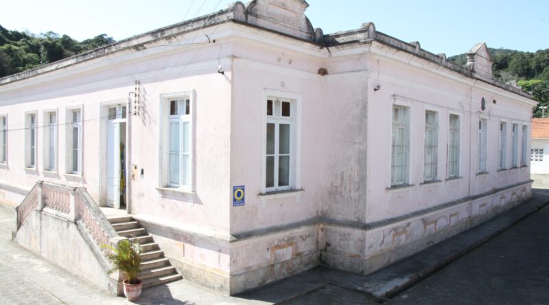 A escola é uma das mais antigas de Santa Catarina foi construída em 1912.