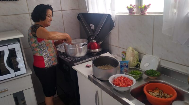 Dona Vanda, pescadora aposentada, preparou um risoto de marisco.