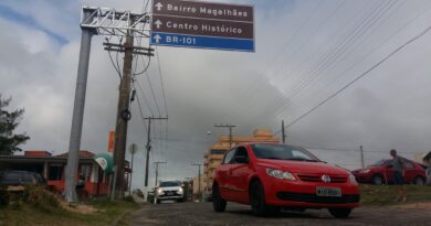 Na rua Aderson Pinho, nos Molhes da Barra, também foi colocada sinalização.