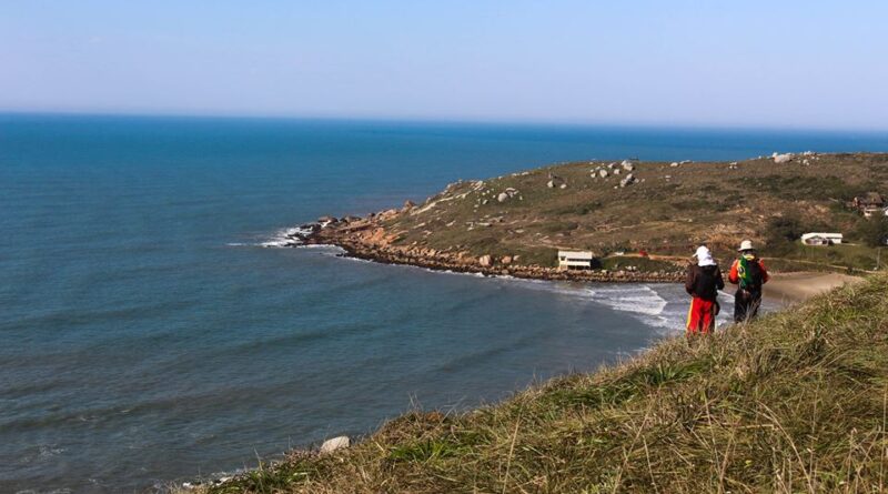 Morro entre a praia da Tereza e Siri é um dos pontos mais apreciados pelos caminhantes