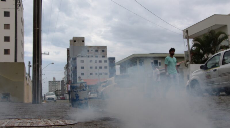 Em toda a extensão da rua, a fumaça chamou atenção dos moradores.