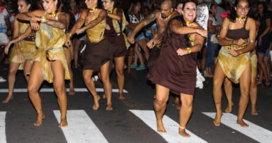 Sexta-feira, dia 8, o público da praia pode conhecer o carnaval das escolas de samba do município