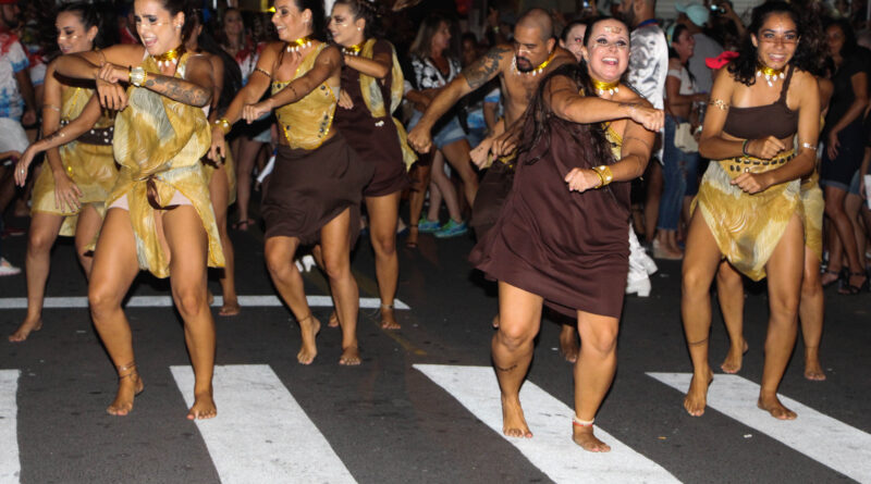 Sexta-feira, dia 8, o público da praia pode conhecer o carnaval das escolas de samba do município