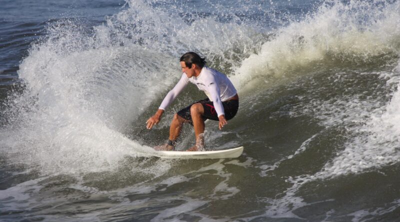 Molhes da Barra, lado norte, é frequentado por surfistas desde os anos 70.