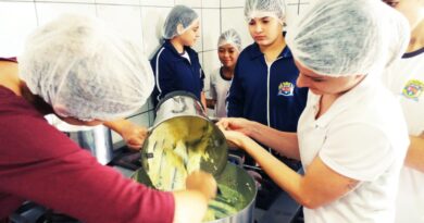 Durante a oficina culinária, os alunos receberam uma palestra sobre alimentação saudável e confeccionaram os doces de aipim