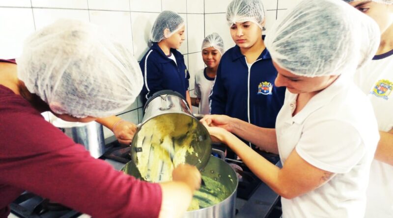 Durante a oficina culinária, os alunos receberam uma palestra sobre alimentação saudável e confeccionaram os doces de aipim