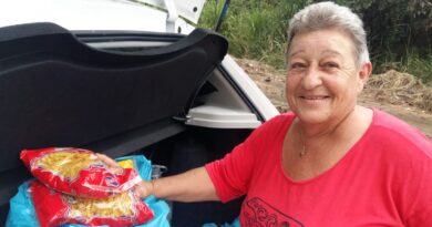 A aposentada Isolete Maria Rodriguês, 66 anos, recebeu cesta básica, água potável e cobertores