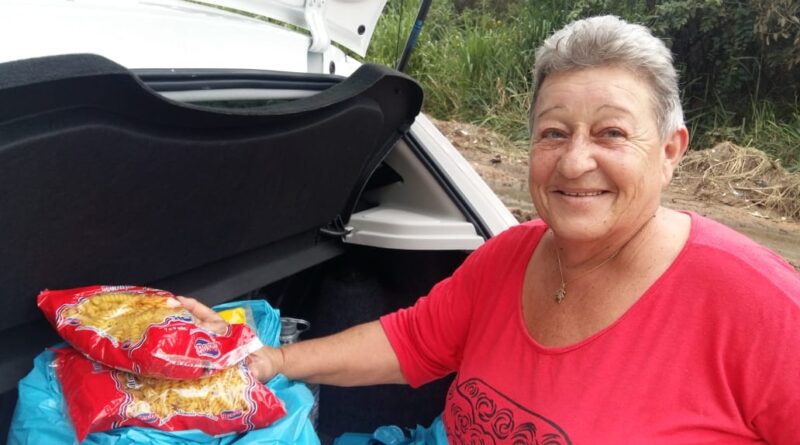 A aposentada Isolete Maria Rodriguês, 66 anos, recebeu cesta básica, água potável e cobertores