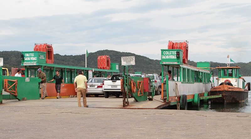 A balsa realiza o trajeto de travessia do Canal da Lagoa Santo Antônio, percurso de aproximadamente 15 minutos, entre o bairro Magalhães até a SC-100, na localidade da Ponta da Barra.