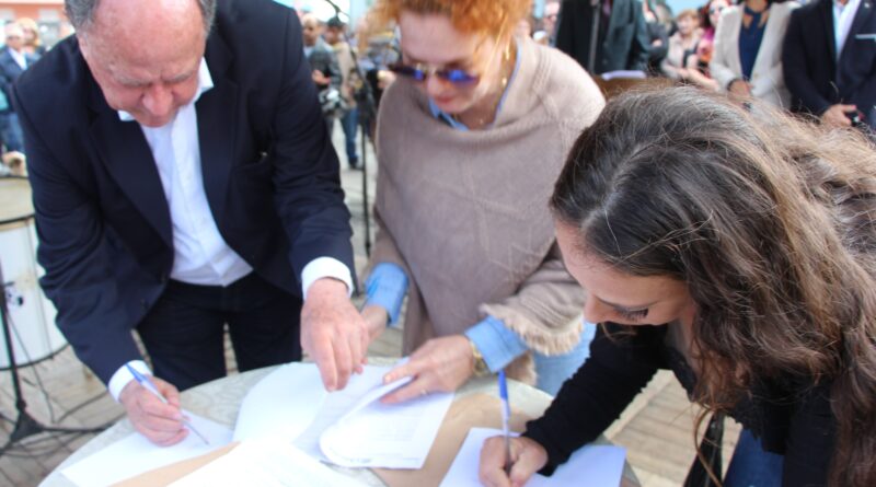 Prefeito Mauro Candemil, presidente do CMDCA, Gladys Alcantará e a presidente da Apae