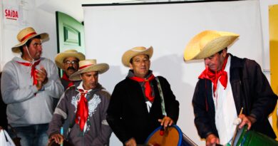 Grupo de cantoria de Caputera está percorrendo o município e chamar o público para a festa