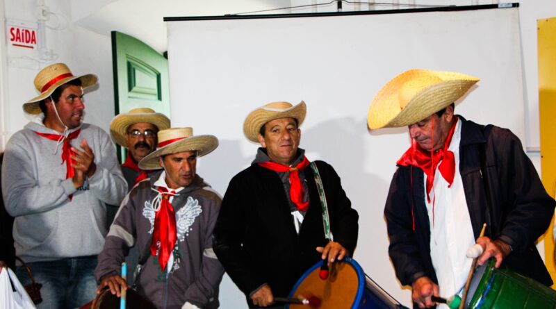 Grupo de cantoria de Caputera está percorrendo o município e chamar o público para a festa