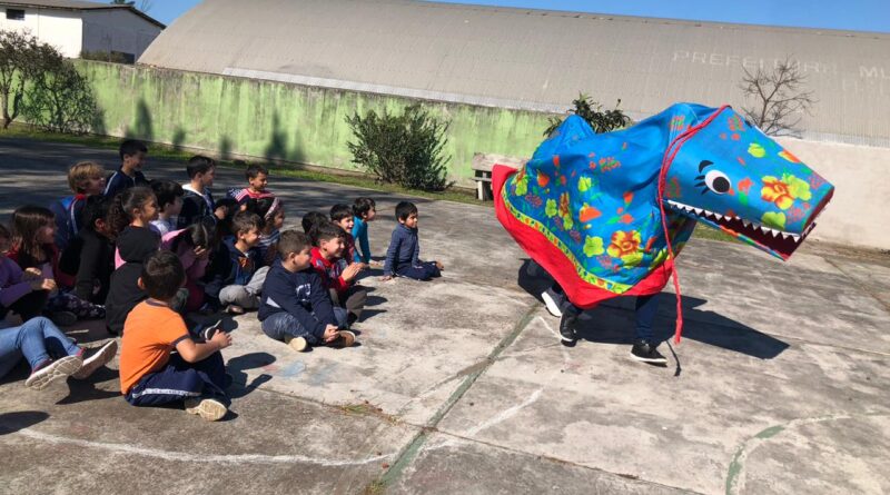 No Centro de Educação Infantil Laurenir Vieira o boi de mamão animou a criançada.