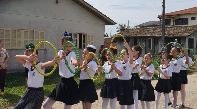 Estudantes da Escola Jurandir Pereira realizaram desfile na Cigana