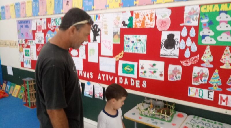 Pais foram visitar a mostra na Escola de Educação Básica Comandante Moreira, em Campos Verdes