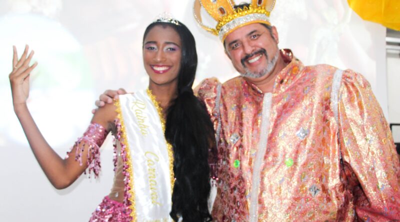 A corte da folia, a rainha do carnaval Fran Demétrio, da Vila Isabel, e o rei Momo, Anderson dos Passos, o Rochinha