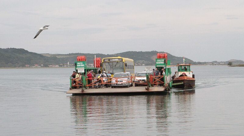 A balsa realiza o trajeto de travessia do Canal da Lagoa Santo Antônio, percurso de aproximadamente 15 minutos, entre o bairro Magalhães até a SC-100, na localidade da Ponta da Barra.