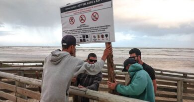 Associações de surf colocaram placas nas praias avisando sobre a proibição