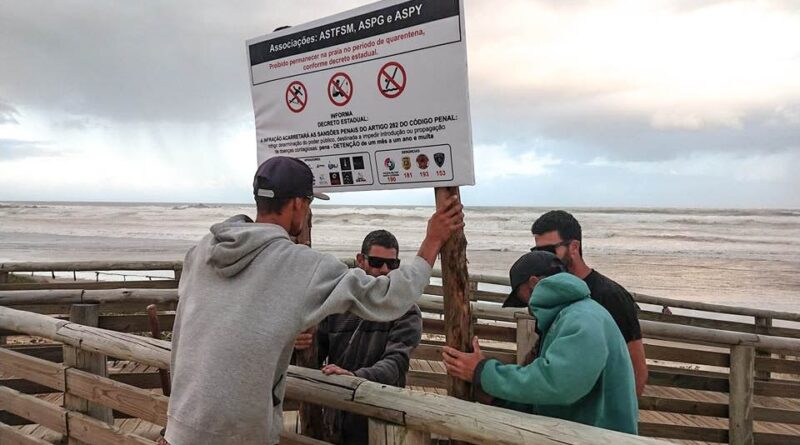 Associações de surf colocaram placas nas praias avisando sobre a proibição