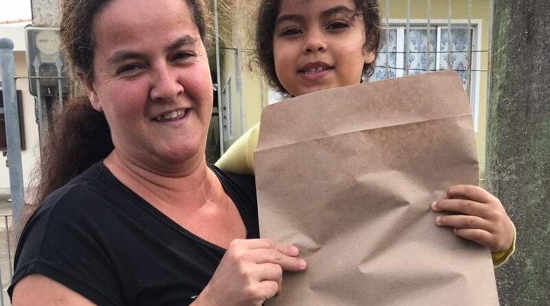 Os motoristas do transporte escolar e os gestores que levam as atividades nas casas dos alunos.