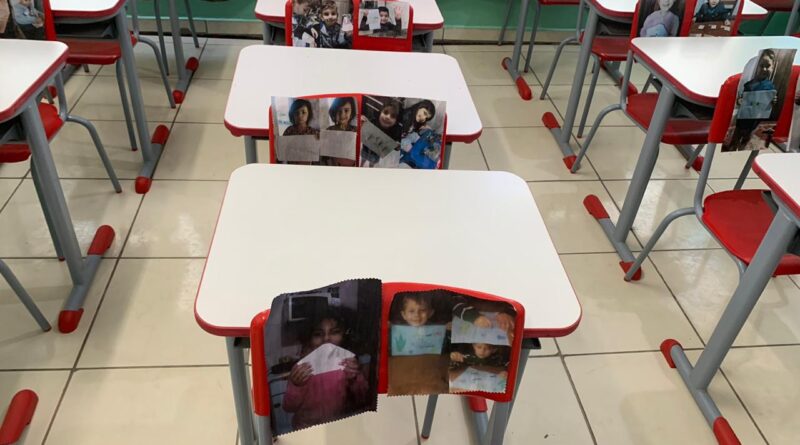 Professores do CEI Pequeno Príncipe, de Cabeçuda, colocaram as fotos dos alunos em suas cadeiras para homenageá-los e passar esperança.